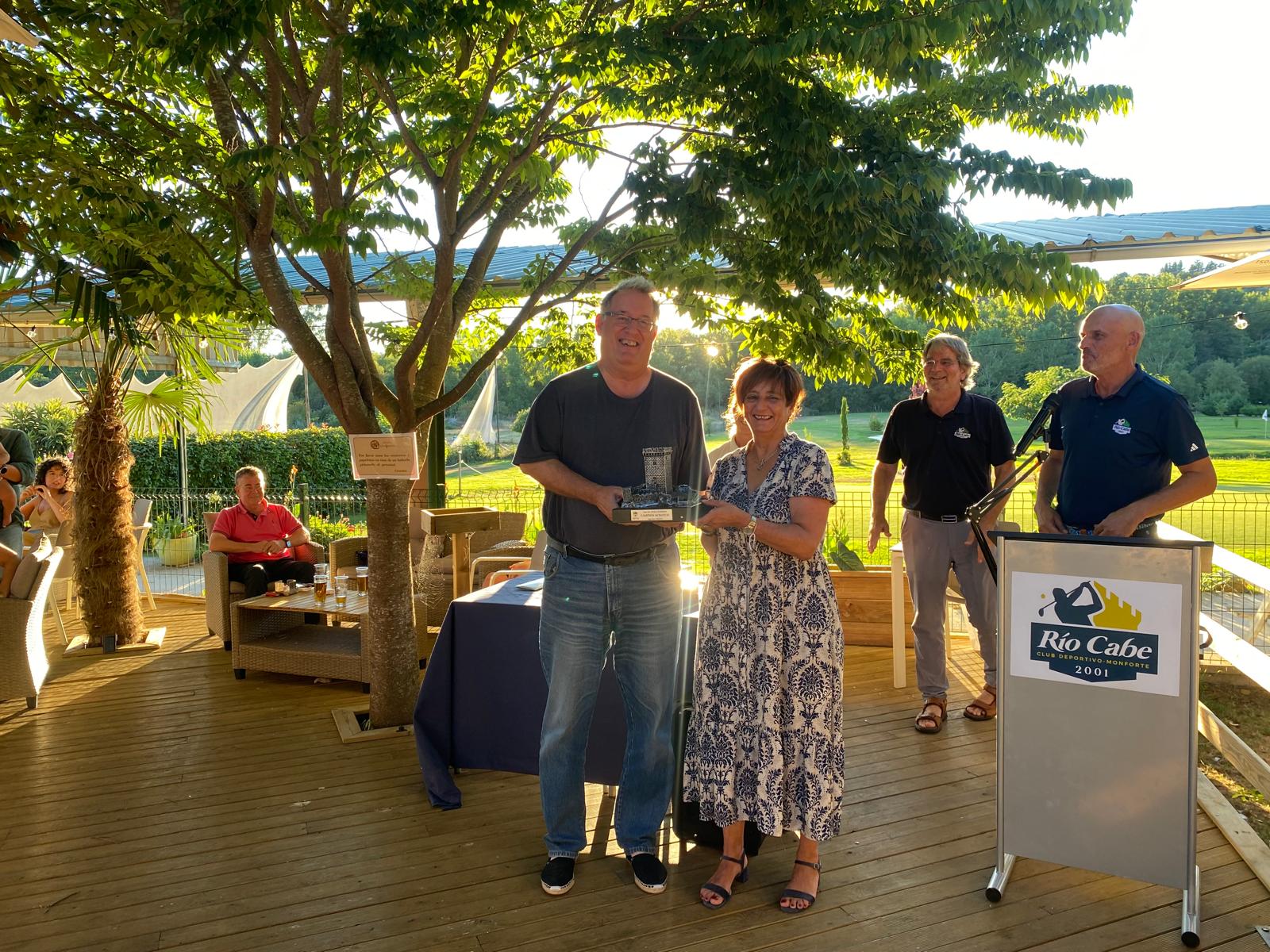 La Teniente De Alcalde Hace Entrega Del Trofeo Del Torneo De Golf